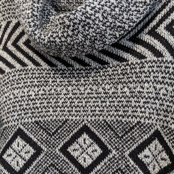 Short sleeve warm shrugg/Poncho - Picture 3 of 4